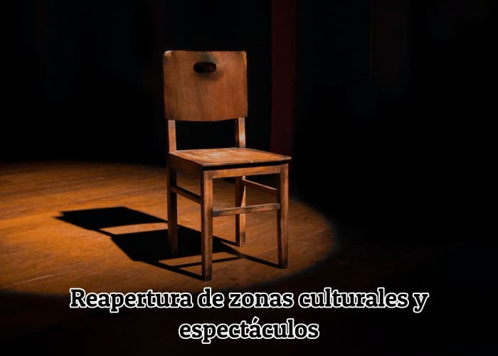 silla-en-medio-de-un-escenario