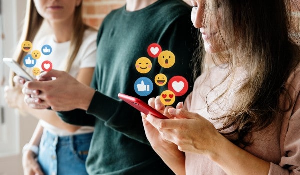 jovenes con redes sociales