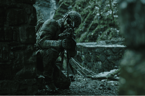 persona jugando a airsoft