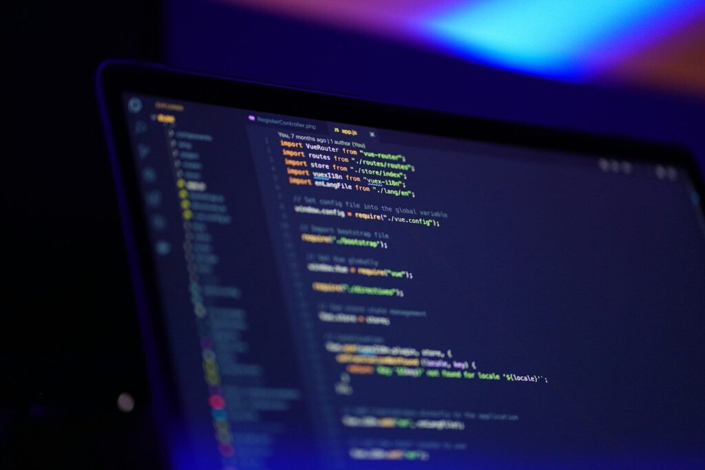 Portátil con hojas de estilo CSS abiertas en el editor de código