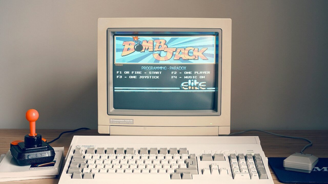 Ordenador de escritorio antiguo como los que usaban Internet Explorer en los años noventa