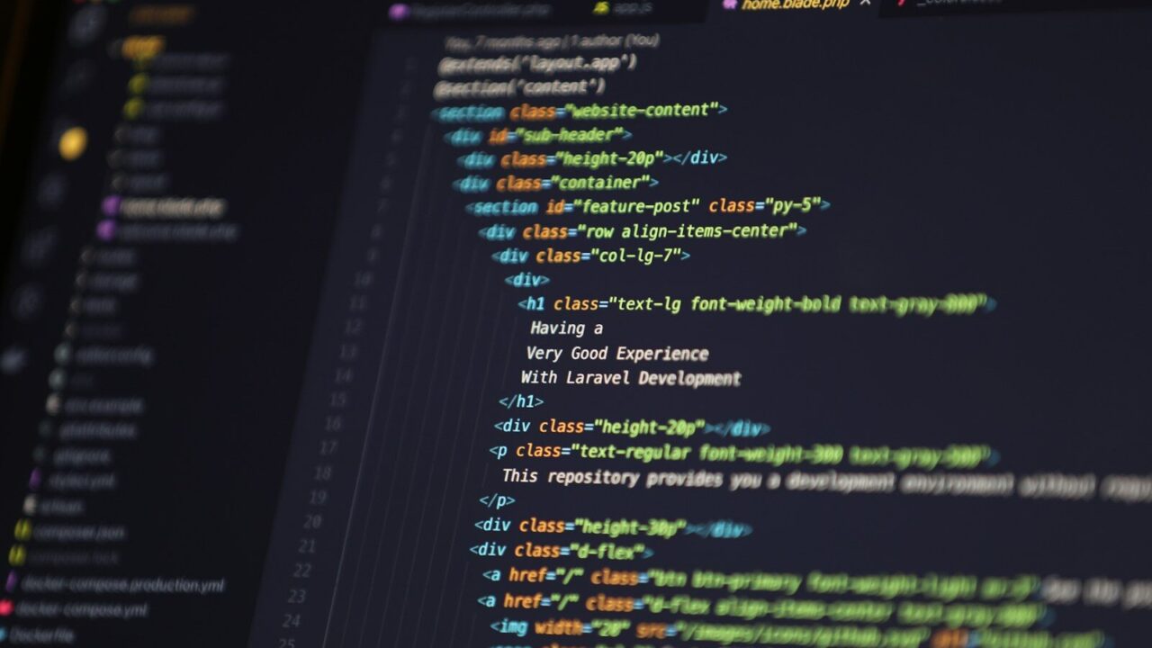 Código CSS y HTML en la pantalla de un editor