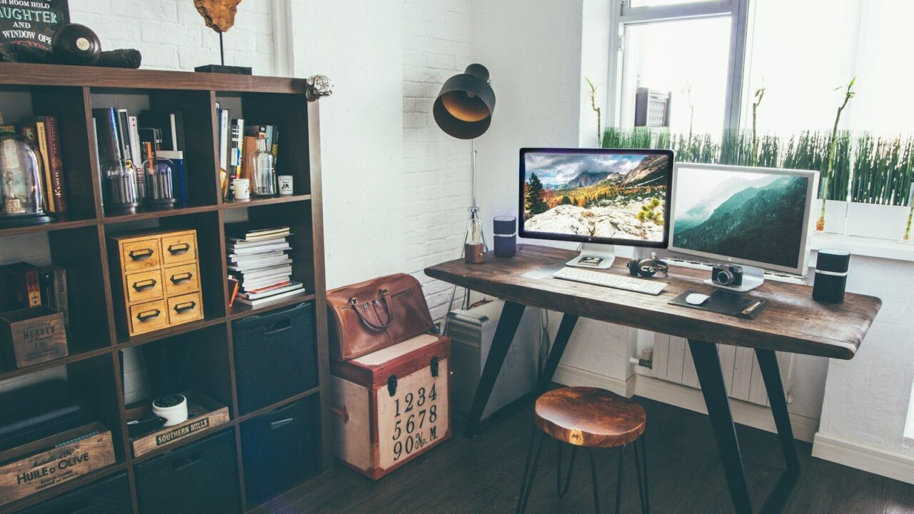 Mesa de trabajo con monitor y ordenador, como la de la redacción de iecss